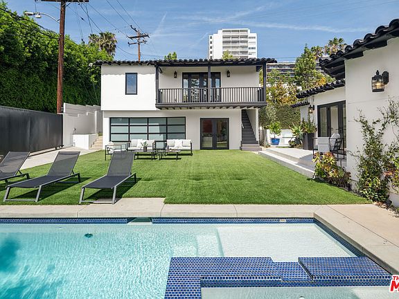 2nd image of 813 N Doheny Dr