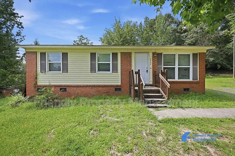 3 bed, 1.0 bath, 1053 sqft, $1,345 — Photo 1