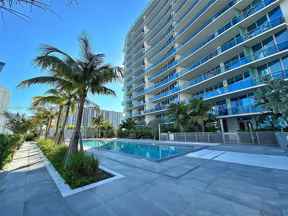 17550 Collins Ave #1401