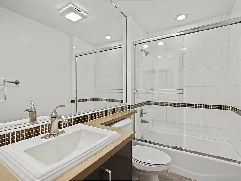 Bathroom with Shower Bath with Glass Door