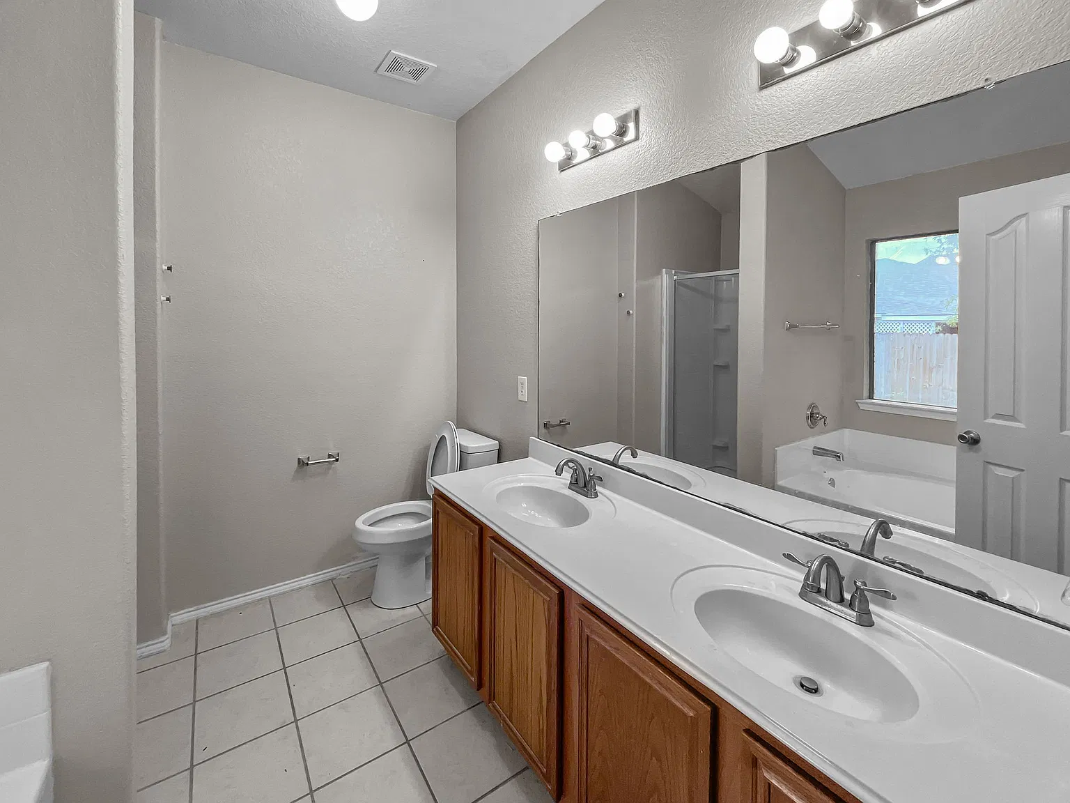 3 bed, 1595 sqft, $2,100 — Photo 4