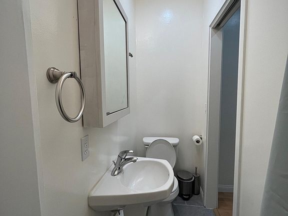 4th image of 2645 Chadwell Ave #1