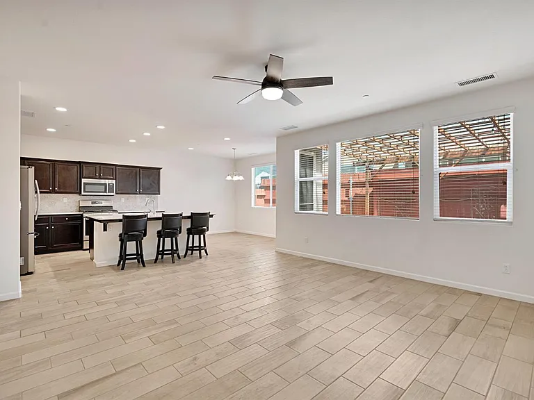 2153 Lombard Ln — Photo 6