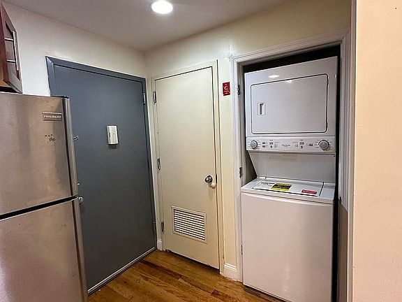 3rd image of 67 Hawthorne St APT 2B