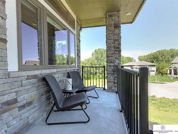 3rd image of 922 S 184th Avenue Cir