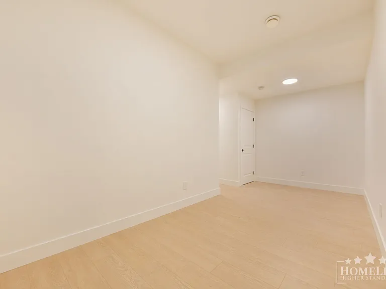 16678 16th Ave #BASEMENT — Photo 14