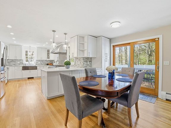 5th image of 43 Carriage Hill Rd