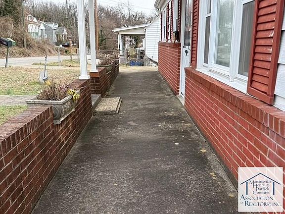 3rd image of 211 Holt St