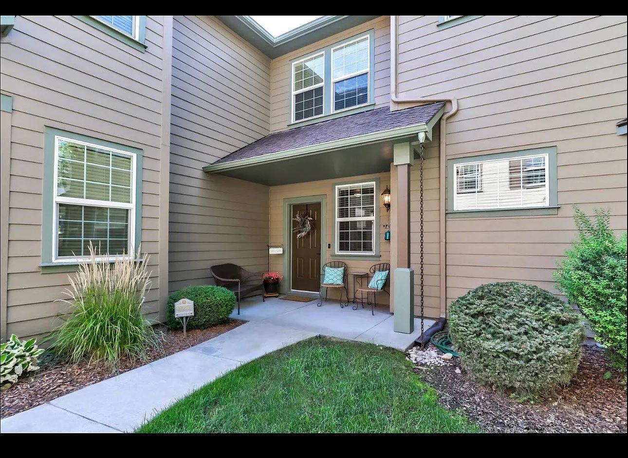 5 STAR Private & Quiet DT Eagle Condo — Photo 1