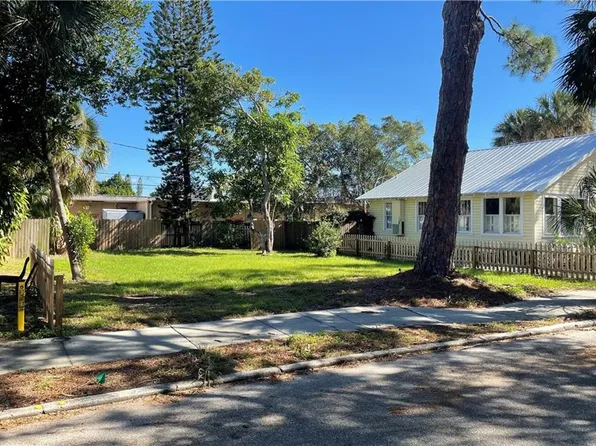 327 Julia Pl, Sarasota, FL 34236