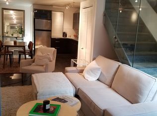 214 Bathurst St #B2, Toronto, ON M5T2R9