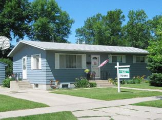 1814 S 17th St, Grand Forks, ND 58201