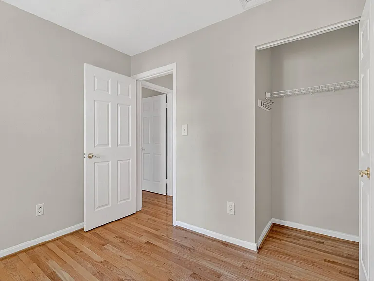 8 Suncroft Ct — Photo 17
