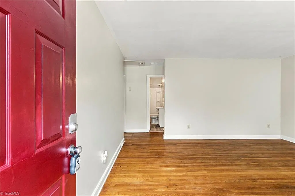 2 bed, 1.0 bath, 700 sqft, $1,000 — Photo 3