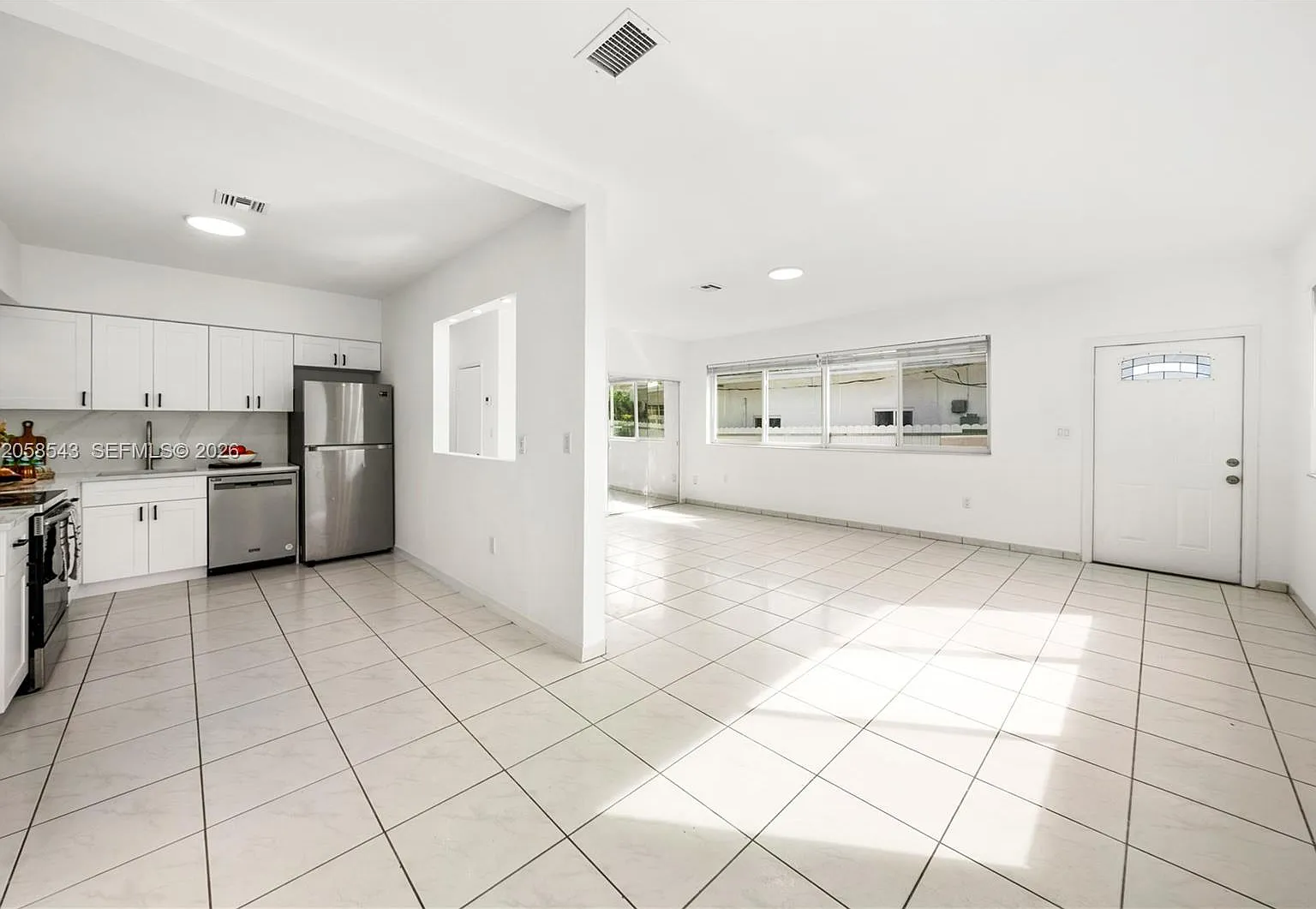 3 bed, 2.0 bath, 1076 sqft, $3,495 — Photo 3