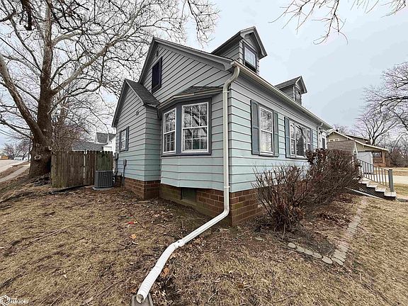 3rd image of 1118 Victoria St