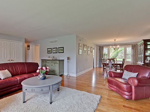 4th image of 22W129 Woodview Dr