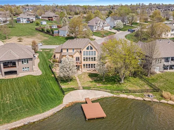 15575 Cedar Ln, Basehor, KS 66007