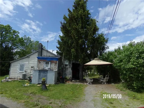 8294 W Bergen Rd, Le Roy, NY 14482