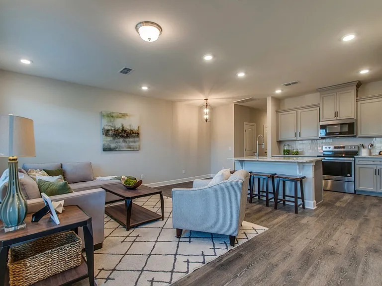 111 Brighton Ln — Photo 4