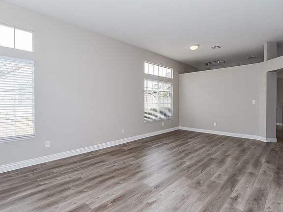 3rd image of 806 Zinnia Cir