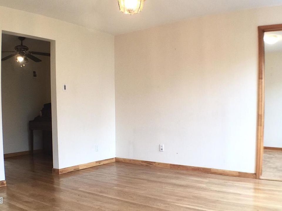 2nd image of 225 Calyer St APT 3