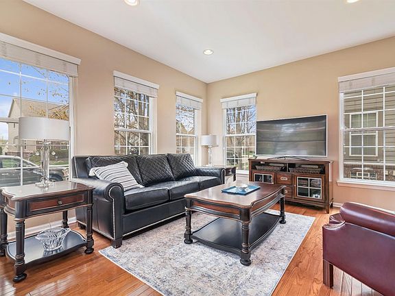 4th image of 51083 Sleepy Hollow Ln #27