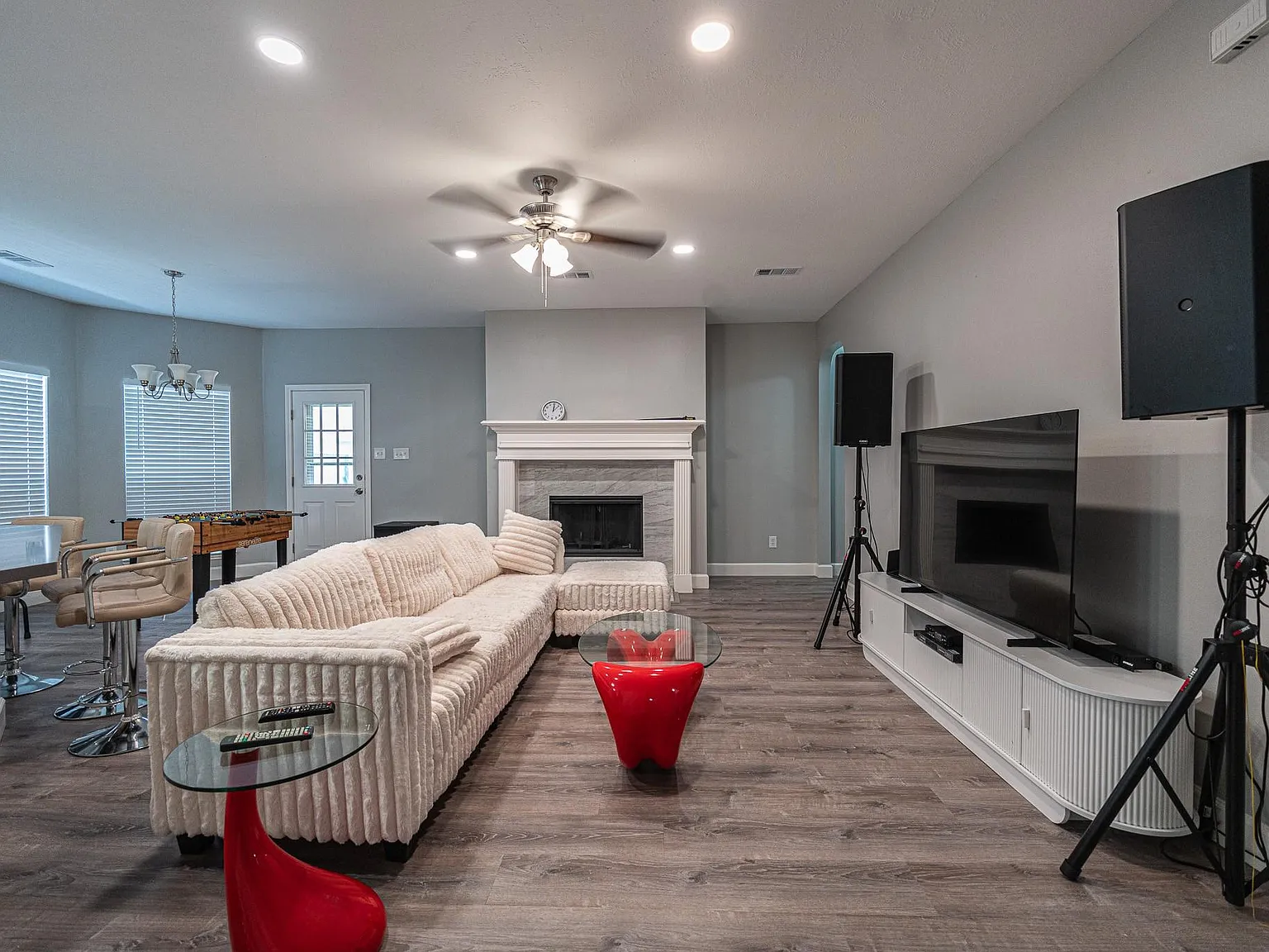 4 bed, 2.0 bath, 2303 sqft, $2,400 — Photo 4