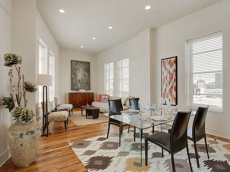 The Howard Luxury Apartments — Photo 1