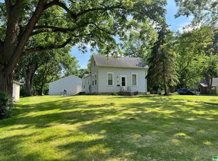 422 1st St SW, Orange City, IA 51041