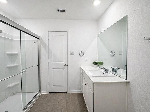 5th image of 15679 Plum Brook Dr