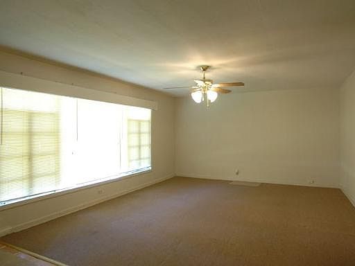 2nd image of 214 GLEN OAK DR