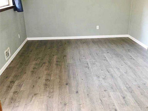 3rd image of 9 Fawn Ln W