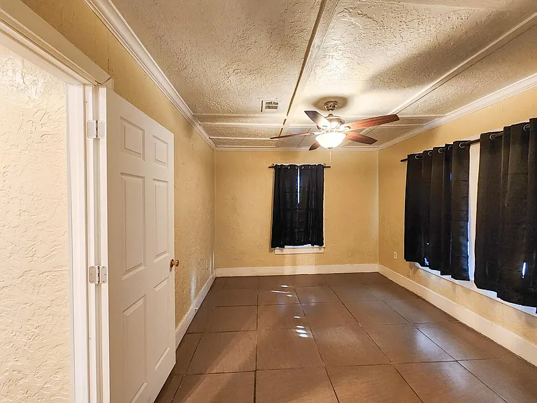 2222 Hogg St — Photo 3