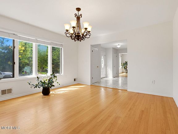 4th image of 38 Knob Hill Road