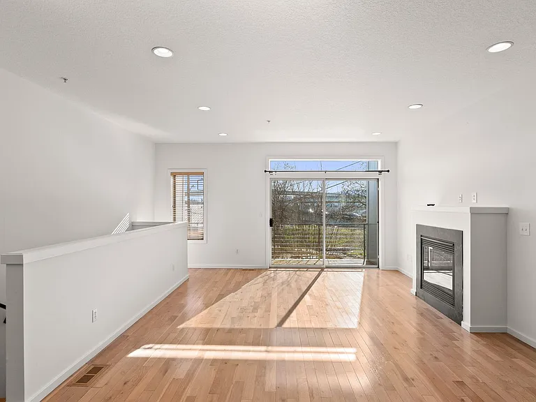 3220 N Michigan Ave — Photo 5