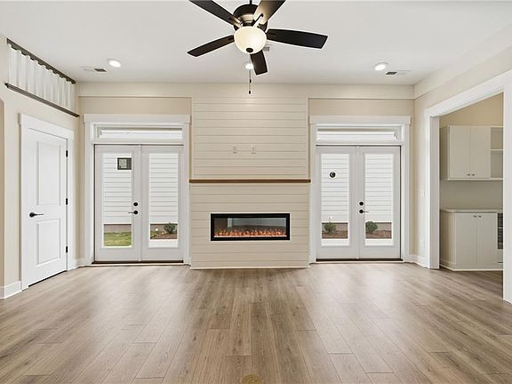 4th image of 917 Calhoun Way