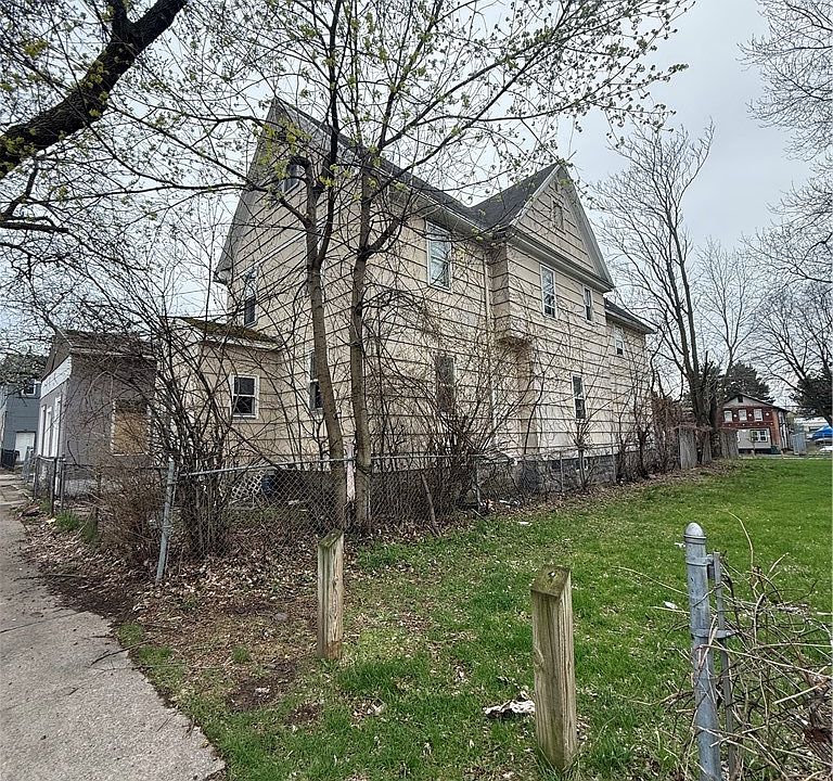 2nd image of 373 Verona St