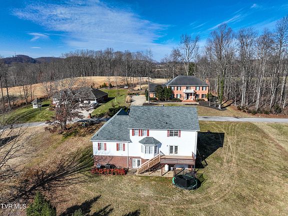 4th image of 945 Moccasin Hills Dr
