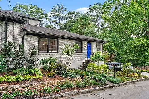 801 Piedmont Way NE — Photo 2