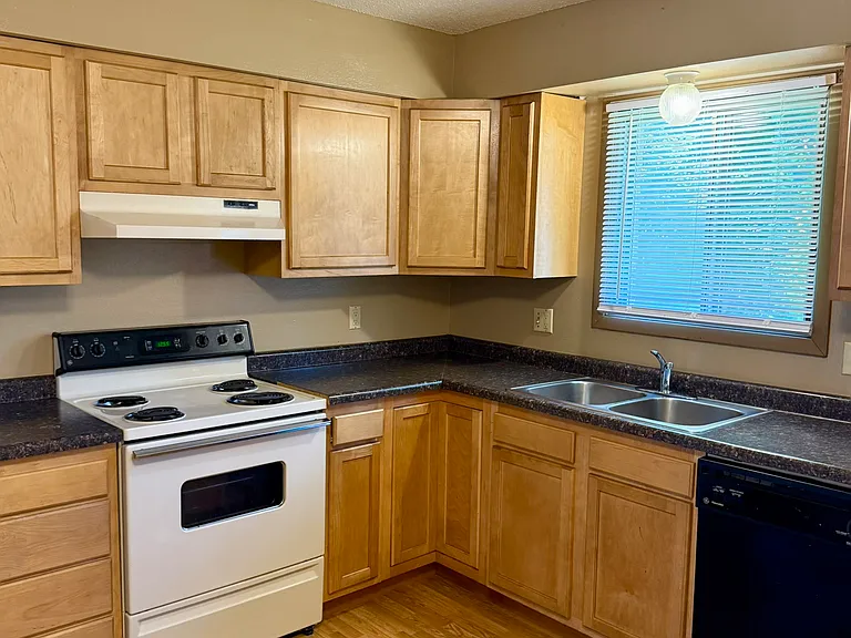618 N Dodge St #4 — Photo 2