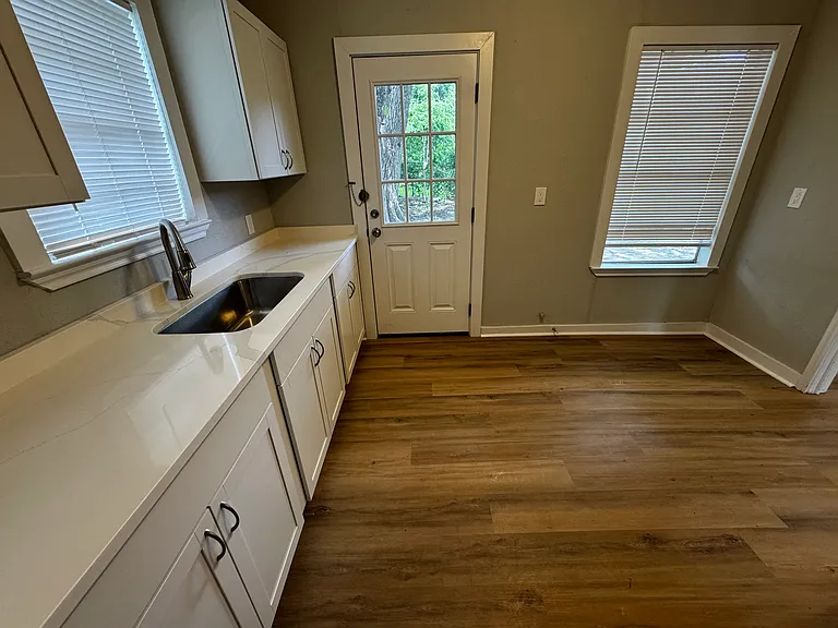 1717 Hemphill Dr — Photo 3