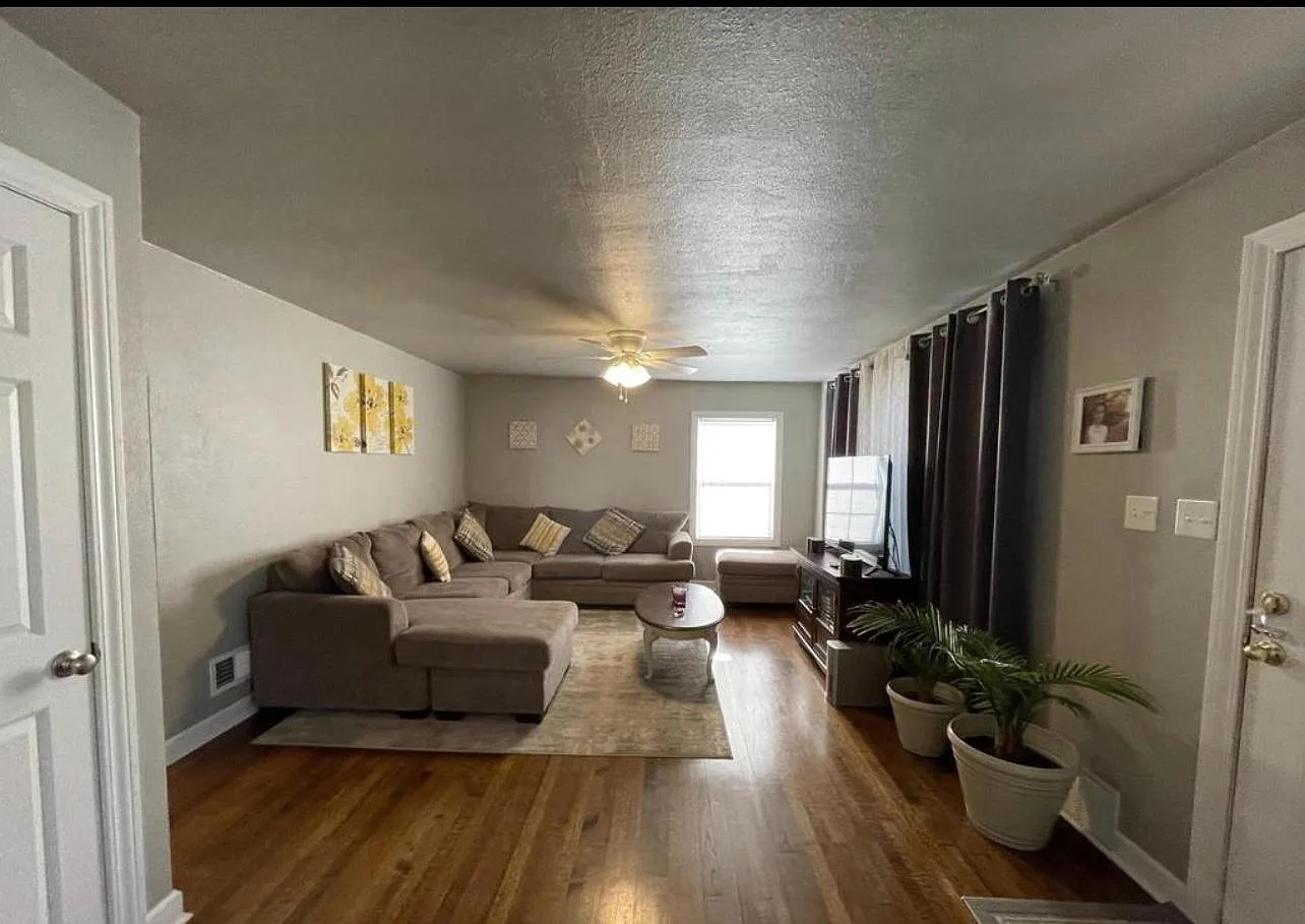 1403 E Elm St — Photo 3