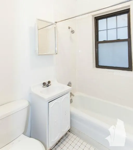 654 W Cornelia Ave #2 — Photo 1