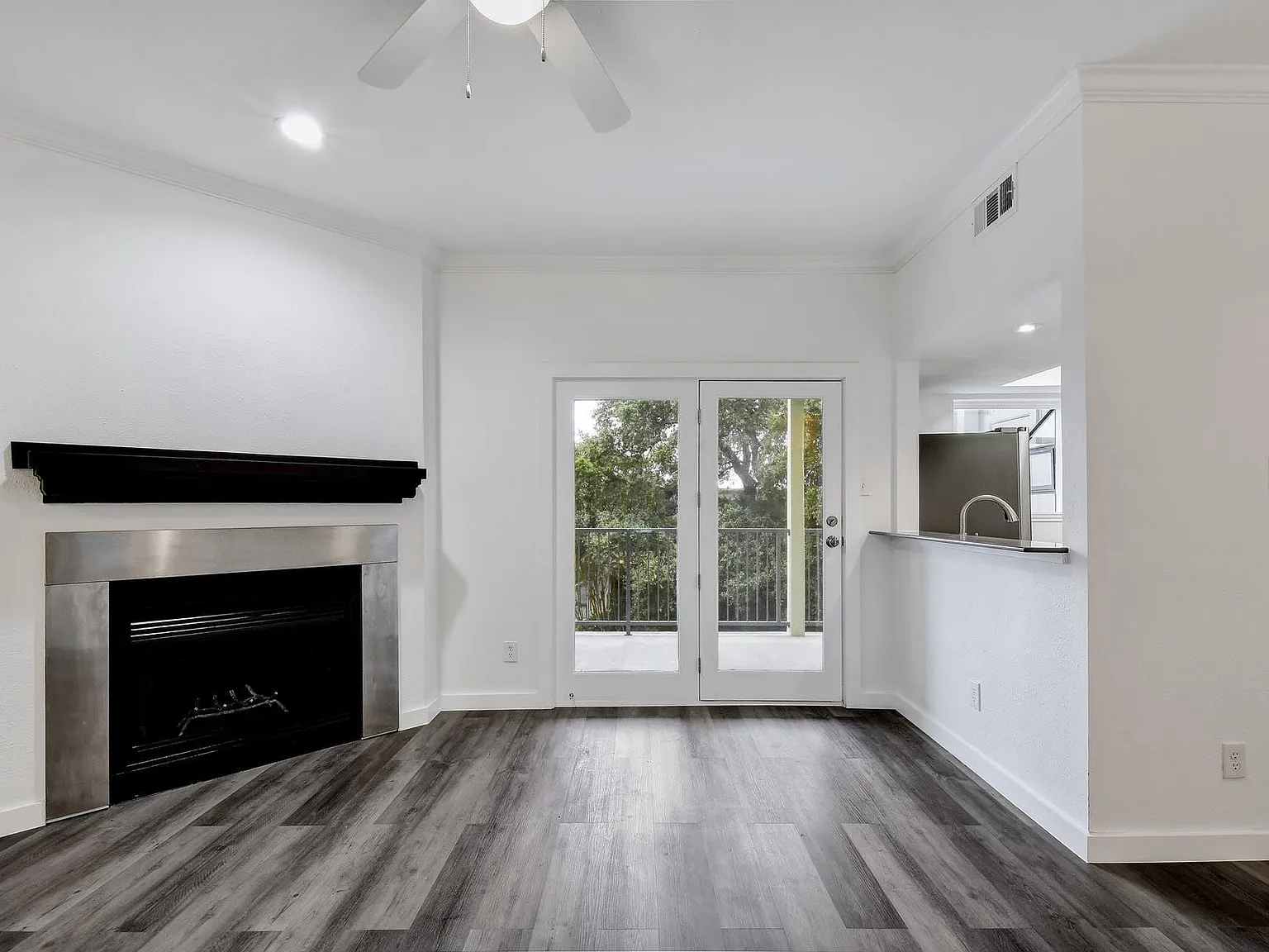 2 bed, 1.0 bath, 717 sqft, $1,650 — Photo 2