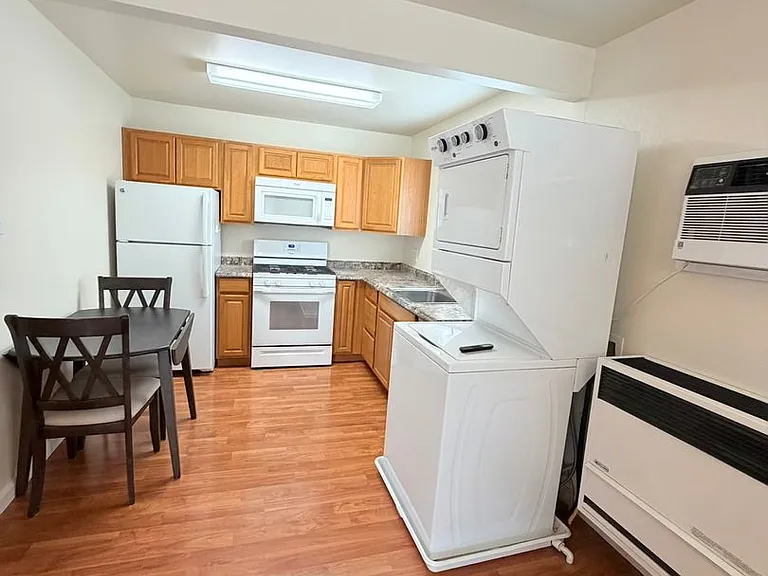 544 Roberts St — Photo 6