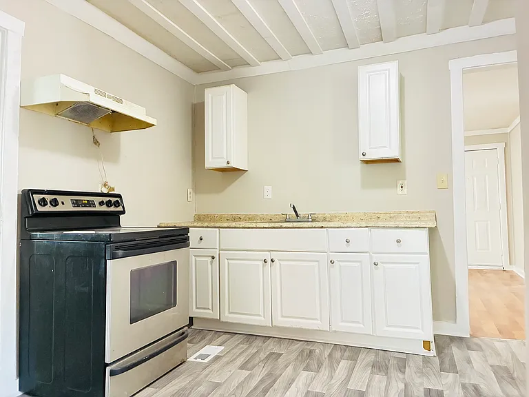 1110 Sykes St — Photo 3