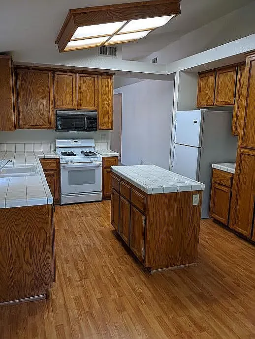 3 bed, 1448 sqft, $2,800 — Photo 4