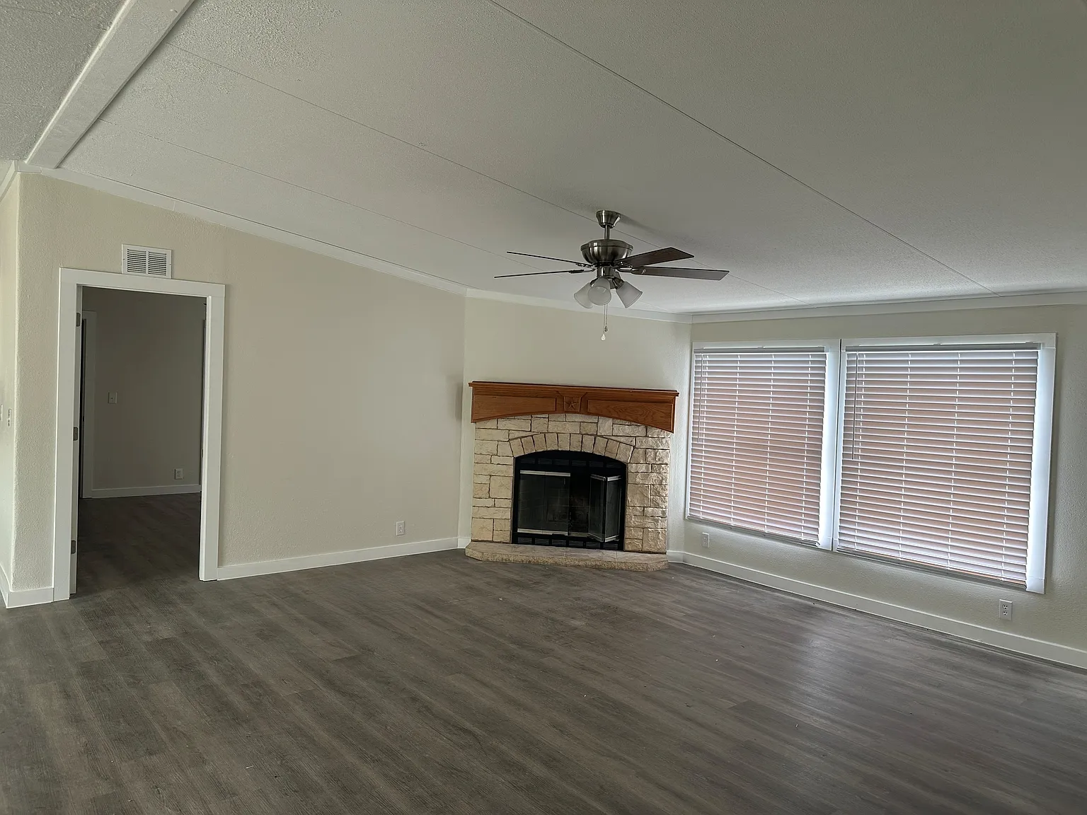 5 bed, 2000 sqft, $1,950 — Photo 4