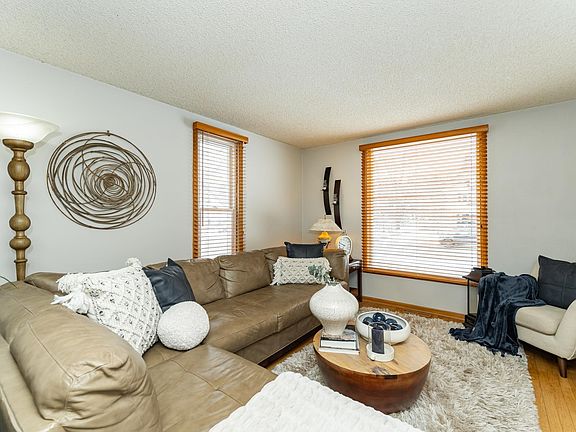 3rd image of 724 6th Ave SW